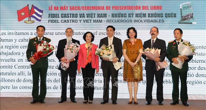Trong ảnh: Trưởng Ban Dân vận Trung ương Trương Thị Mai và Đại sứ đặc mệnh toàn quyền Cuba tại Việt Nam Lianys Torres Rivera tặng hoa chúc mừng Ban biên tập cuốn sách. Ảnh: Thanh Tùng - TTXVN