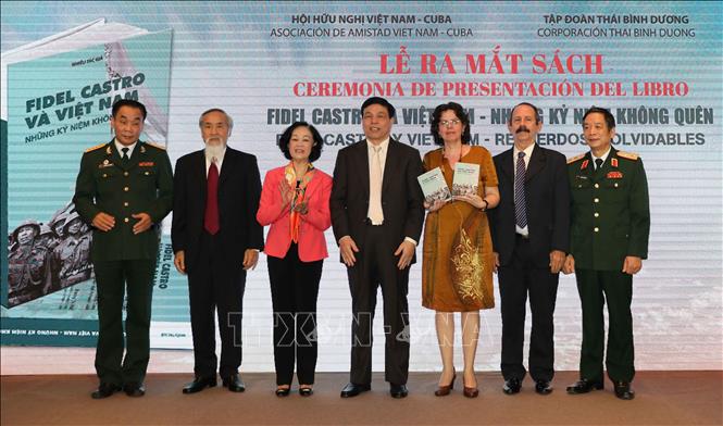 Trong ảnh: Trưởng Ban Dân vận Trung ương Trương Thị Mai trao tặng sách cho bà Lianys Torres Rivera, Đại sứ đặc mệnh toàn quyền Cuba tại Việt Nam. Ảnh: Thanh Tùng - TTXVN