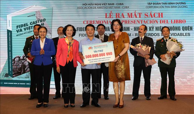 Trong ảnh: Đoàn đại biểu dự lễ ra mắt sách trao tượng trưng số tiền ủng hộ đồng bào miền Trung khắc phục hậu quả lũ lụt thông qua UBTW Mặt trận Tổ quốc Việt Nam. Ảnh: Thanh Tùng - TTXVN
