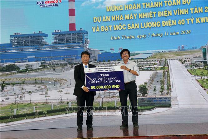 Trong ảnh: Đại diện Tổng Công ty Phát điện 3 trao tặng 50 triệu đồng cho Quỹ 