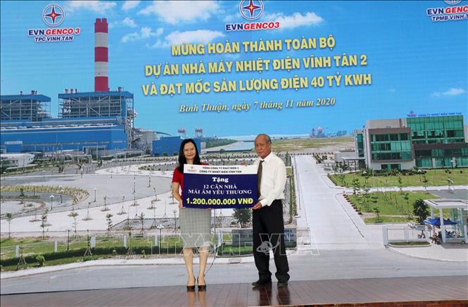 Trong ảnh: Đại diện Tổng Công ty Phát điện 3 trao tặng 12 căn nhà 