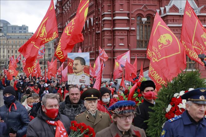 Trong ảnh: Đoàn người tham gia kỷ niệm 103 năm Cách mạng Tháng Mười Nga tại Moskva. Ảnh: Trần Hiếu - Pv TTXVN tại Nga
