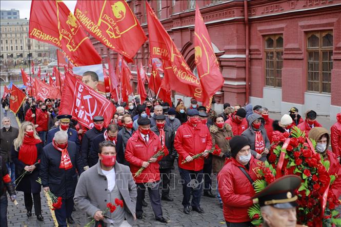 Trong ảnh: Ban lãnh đạo Đảng Cộng sản LB Nga và các đại biểu tham gia hoạt động kỷ niệm 103 năm Cách mạng Tháng Mười Nga. Ảnh: Trần Hiếu - Pv TTXVN tại Nga