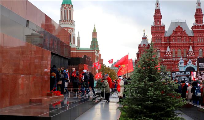 Trong ảnh: Đoàn người vào Lăng viếng lãnh tụ phong trào cộng sản quốc tế Vladimir Ilich Lenin. Ảnh: Duy Trinh - Pv TTXVN tại Nga