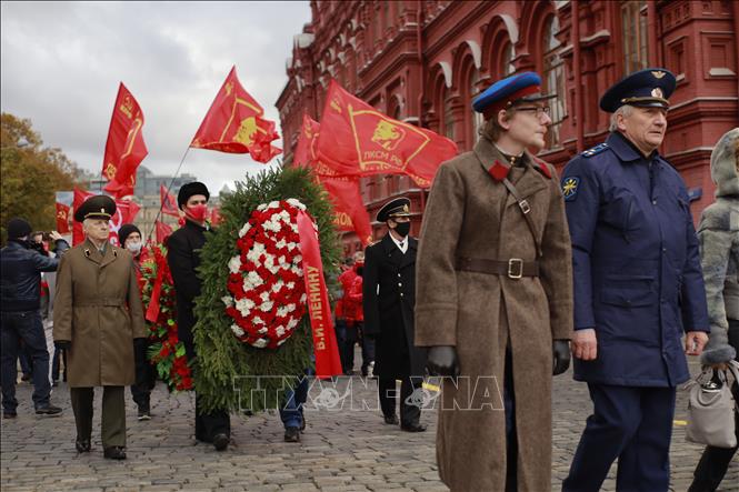 Trong ảnh: Đoàn đại biểu mang theo vòng hoa viếng lãnh tụ Vladimir Ilich Lenin nhân dịp kỷ niệm 103 năm Cách mạng Tháng Mười. Ảnh: Duy Trinh - Pv TTXVN tại Nga