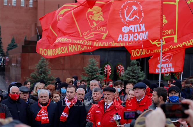 Trong ảnh: Chủ tịch Đảng Cộng sản Liên bang Nga Gennady Zyuganov trả lời phỏng vấn báo chí, nhấn mạnh ý nghĩa và vai trò của những thành tựu Cách mạng Tháng Mười Nga đối với toàn nhân loại. Ảnh: Trần Hiếu - Pv TTXVN tại Nga