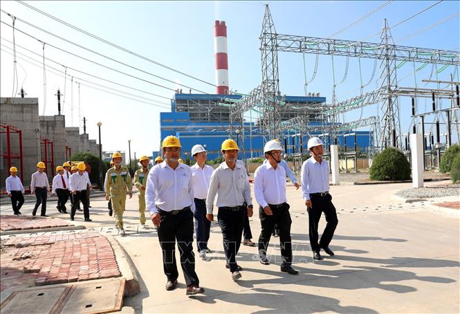 Trong ảnh: Chủ tịch HĐTV Tập đoàn Điện lực Việt Nam Dương Quang Thành (thứ hai, từ phải sang) kiểm tra trạm biến áp 500kV Vĩnh Tân, điểm truyền tải công suất các nhà máy thuộc Trung tâm Điện lực Vĩnh Tân lên hệ thống điện quốc gia. Ảnh: Ngọc Hà - TTXVN