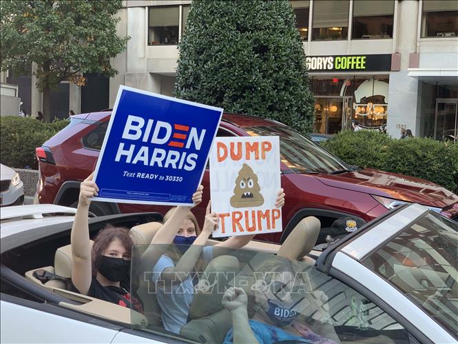Trong ảnh: Người dân Mỹ bày tỏ niềm vui trước chiến thắng của ứng cử viên đảng Dân chủ Joe Biden bằng một cuộc diễu hành trên ô tô. Ảnh: Đặng Huyền - PvTTXVN tại Mỹ