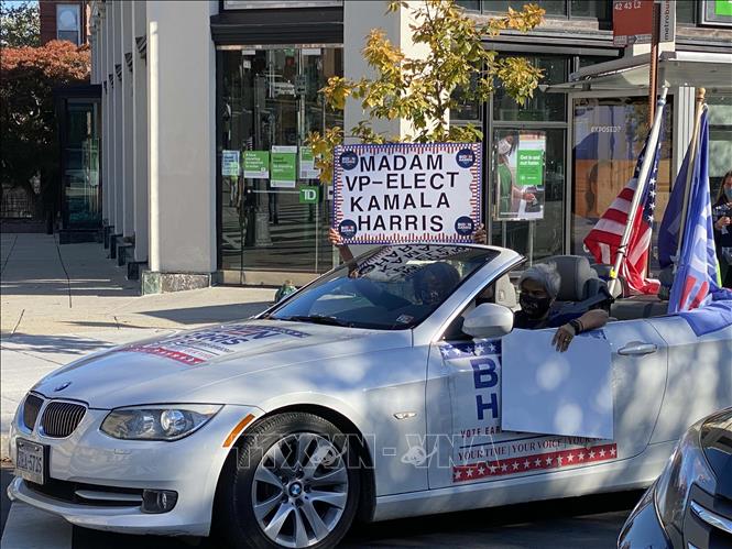 Trong ảnh: Người dân Mỹ bày tỏ niềm vui trước chiến thắng của ứng cử viên đảng Dân chủ Joe Biden bằng một cuộc diễu hành trên ô tô. Ảnh: Đặng Huyền - PvTTXVN tại Mỹ
