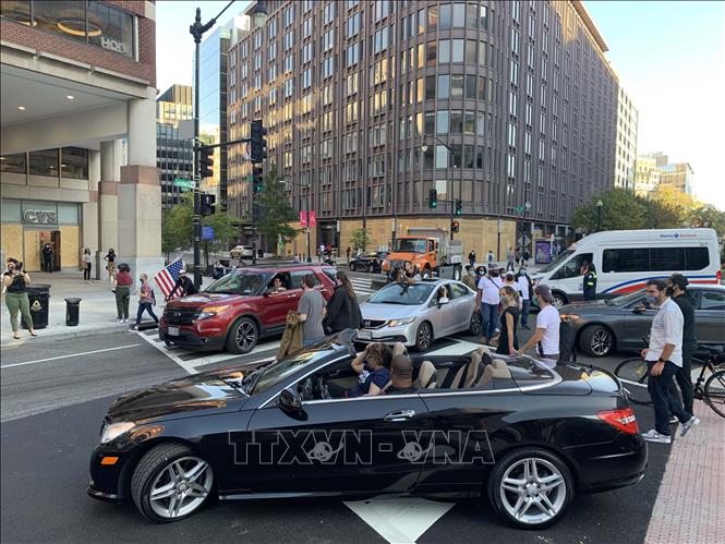 Trong ảnh: Một khu vực tại thủ đô Washington thu hút rất nhiều người ủng hộ ứng cử viên Joe Biden đến ăn mừng chiến thắng. Ảnh: Đặng Huyền - PvTTXVN tại Mỹ