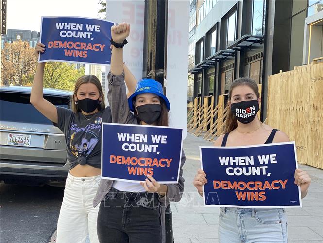 Trong ảnh: Niềm vui của người dân Mỹ khi ứng cử viên đảng Dân chủ Joe Biden giành chiến thắng trong cuộc đua vào Nhà Trắng. Ảnh: Đặng Huyền - PvTTXVN tại Mỹ