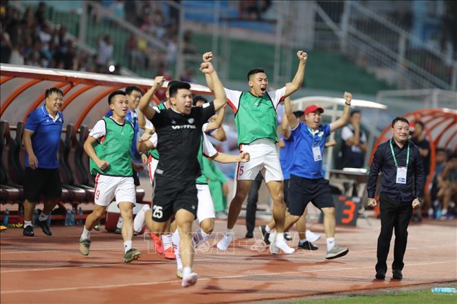 Trong ảnh: Ban huấn luyện và các cầu thủ Viettel vui mừng sau bàn thắng mở tỷ số của Bruno Cunha trước đội chủ nhà Sài Gòn FC. Ảnh: Thanh Vũ - TTXVN 