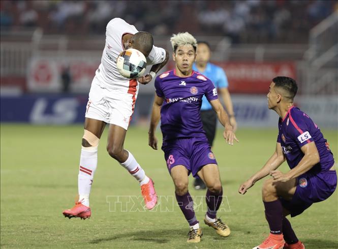 Trong ảnh: Pha đánh đầu ghi bàn mở tỷ số cho đội Viettel của Bruno Cunha (37- áo trắng). Ảnh: Thanh Vũ - TTXVN