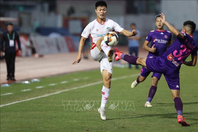 Trong ảnh: Pha tranh bóng giữa đội chủ Sài Gòn FC (áo tím) với Viettel. Ảnh: Thanh Vũ - TTXVN 
