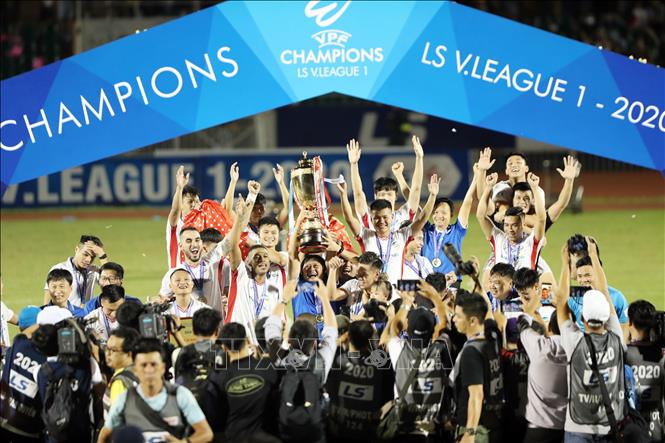 Trong ảnh: Ban tổ chức trao cúp vô địch quốc gia LS V.League 2020 cho đội Viettel. Ảnh: Thanh Vũ - TTXVN
