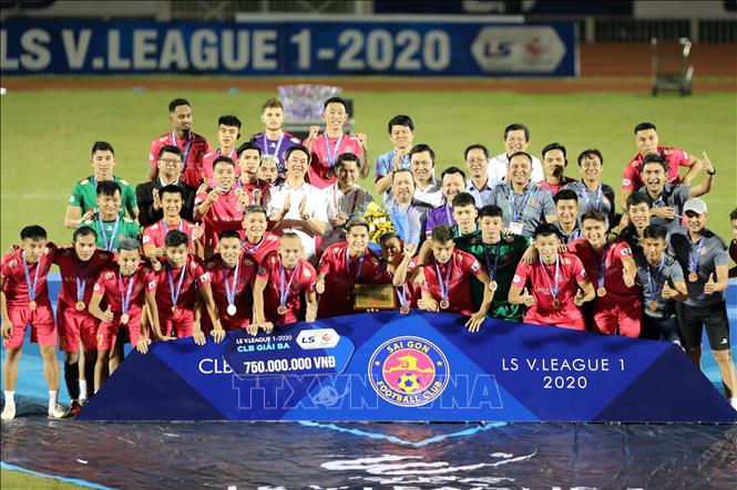 Trong ảnh: Ban tổ chức trao giải ba cho đội Sài Gòn FC. Ảnh: Thanh Vũ - TTXVN
