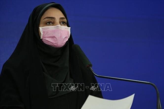 Trong ảnh: Phát ngôn viên Bộ y tế Iran Sadat Lari tại cuộc họp báo về dịch  COVID-19 tại Tehran. Ảnh: IRNA/TTXVN