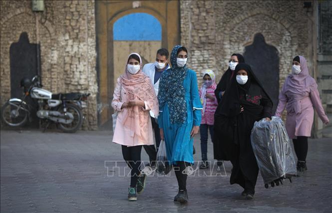 Trong ảnh: Người dân đeo khẩu trang phòng lây nhiễm COVID-19 tại Mashhad, Iran, ngày 29/10/2020. Ảnh: THX/TTXVN