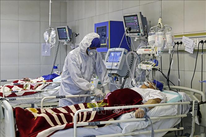Trong ảnh: Bệnh nhân nhiễm COVID-19 điều trị tại bệnh viện ở Tehran, Iran. Ảnh: AFP/TTXVN