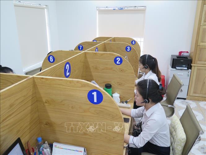 Trong ảnh: Các điện thoại viên của Tổng đài 1022 tỉnh Đồng Nai tác nghiệp trên hệ thống tiếp nhận và trả lời khách hàng. Ảnh: Minh Hưng - TTXVN
                                                                                       