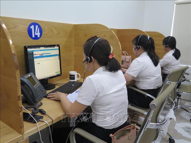 Trong ảnh: Các điện thoại viên của Tổng đài 1022 tỉnh Đồng Nai tác nghiệp trên hệ thống tiếp nhận và trả lời khách hàng. Ảnh: Minh Hưng - TTXVN                                                                                                                      