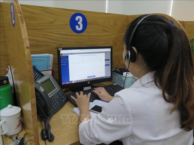 Trong ảnh: Điện thoại viên của Tổng đài 1022 tỉnh Đồng Nai tác nghiệp trên hệ thống tiếp nhận và trả lời khách hàng. Ảnh: Minh Hưng - TTXVN                                                                                                                     