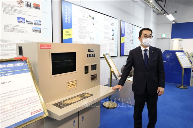 Trong ảnh: Ông Satoshi Sasaki, Trưởng bộ phận kinh doanh của tập đoàn Satake giới thiệu về các loại máy xay xát do tập đoàn Satake sản xuất. Ảnh: Bùi Đức Thịnh - PV TTXVN tại Nhật Bản