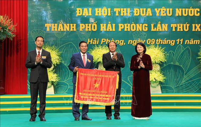 Trong ảnh: Phó Chủ tịch nước Đặng Thị Ngọc Thịnh trao cờ thi đua của Chính phủ cho thành phố Hải Phòng. Ảnh: An Đăng - TTXVN