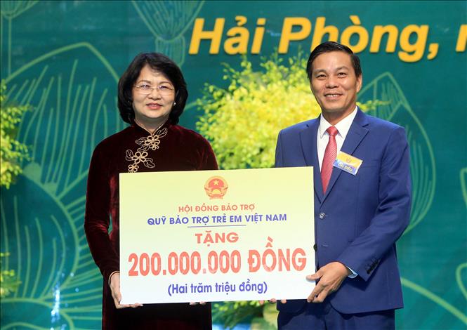 Trong ảnh: Phó Chủ tịch nước Đặng Thị Ngọc Thịnh trao học bổng trị giá 200 triệu đồng của Quỹ Bảo trợ trẻ em Việt Nam cho các học sinh trên địa bàn thành phố Hải Phòng. Ảnh: An Đăng - TTXVN
