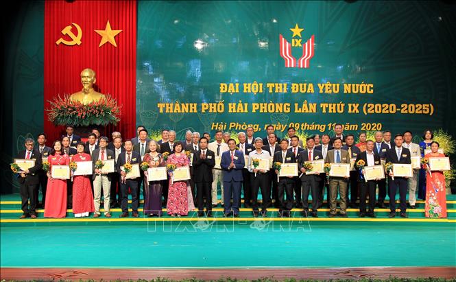 Trong ảnh: Lễ trao Bằng khen của Chủ tịch Ủy ban nhân dân thành phố Hải Phòng cho các tập thể và cá nhân có thành tích xuất sắc. Ảnh: An Đăng - TTXVN