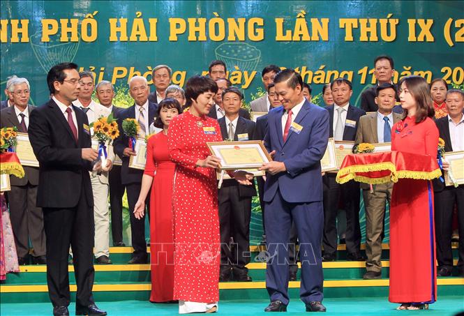 Trong ảnh: Chủ tịch Ủy ban nhân dân TP Hải Phòng Nguyễn Văn Tùng trao Bằng khen tặng Trưởng cơ quan thường trú Thông tấn xã Việt Nam tại Hải Phòng Nguyễn Thị Minh Huệ vì có thành tích xuất sắc trong phong trào thi đua yêu nước. Ảnh: An Đăng - TTXVN