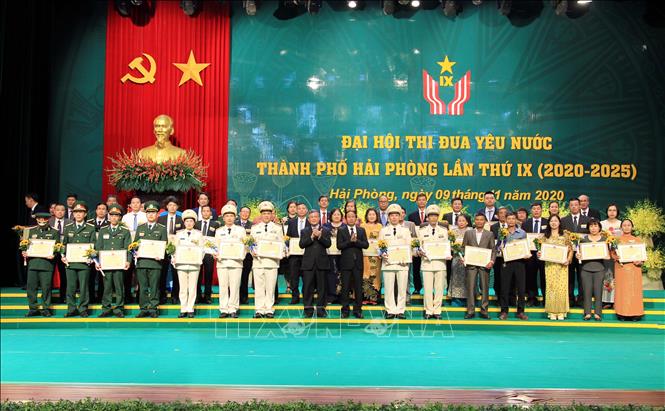 Trong ảnh: Lễ trao Bằng khen của Chủ tịch Ủy ban nhân dân thành phố Hải Phòng tang các tập thể và cá nhân có thành tích xuất sắc trong phong trào thi đua yêu nước. Ảnh: An Đăng - TTXVN