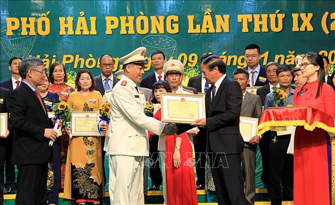 Trong ảnh: Lễ trao Bằng khen của Chủ tịch Ủy ban nhân dân thành phố Hải Phòng tang các tập thể và cá nhân có thành tích xuất sắc trong phong trào thi đua yêu nước. Ảnh: An Đăng - TTXVN