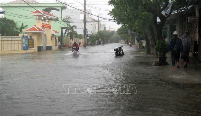 Trong ảnh: Các tuyến đường trên địa bàn thành phố Tuy Hòa bị ngập úng cục bộ. Ảnh: Xuân Triệu - TTXVN                                                              