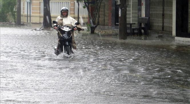 Trong ảnh: Các tuyến đường trên địa bàn thành phố Tuy Hòa bị ngập úng do mưa lớn. Ảnh: Xuân Triệu - TTXVN                               