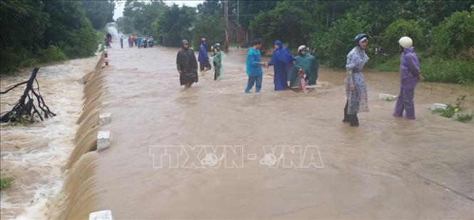 Trong ảnh: Một đoạn trên tuyến Quốc lộ 29 qua huyện Sông Hinh Phú Yên bị ngập sâu, nước chảy siết. Ảnh TTXVN phát