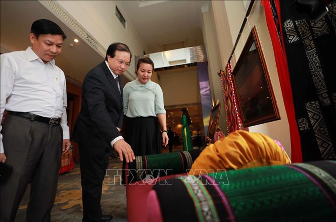 Trong ảnh: Thứ trưởng Bộ Văn hóa Thể thao và Du lịch Tạ Quang Đông tham quan trưng bày, giới thiệu các sản phẩm thổ cẩm. Ảnh: Thanh Tùng - TTXVN