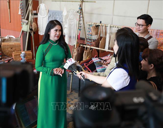 Trong ảnh: Phó chủ tịch UBND tỉnh Đắk Nông Tôn Thị Ngọc Hạnh trả lời phỏng vấn Thông tấn xã Việt Nam cùng các cơ quan báo chí khác. Ảnh: Thanh Tùng - TTXVN