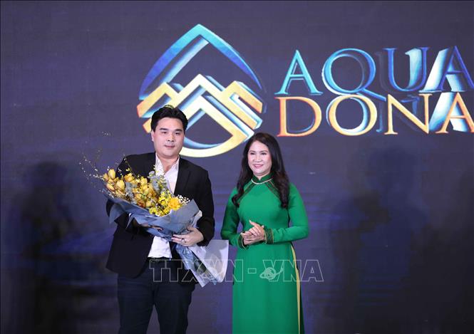 Trong ảnh: Phó chủ tịch UBND tỉnh Đắk Nông Tôn Thị Ngọc Hạnh tặng hoa cảm ơn nhà tài trợ. Ảnh: Thanh Tùng - TTXVN