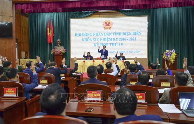 Trong ảnh: Các đại biểu biểu quyết thông qua Nghị quyết Kỳ họp. Ảnh: Xuân Tư – TTXVN