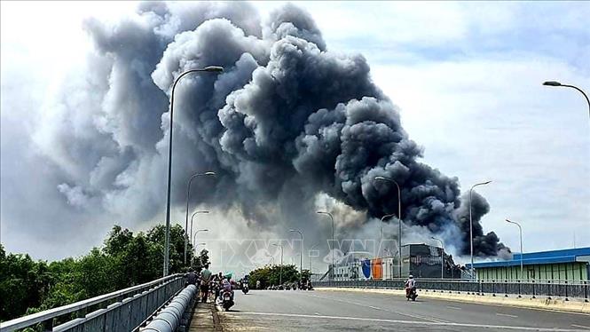 Trong ảnh: Cột khói từ đám cháy bốc cao hàng trăm mét. Ảnh: Linh Sơn - TTXVN