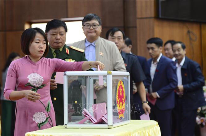 Trong ảnh: Các đại biểu bỏ phiếu bầu chức danh Chủ tịch UBND tỉnh Điện Biên. Ảnh: Xuân Tư – TTXVN