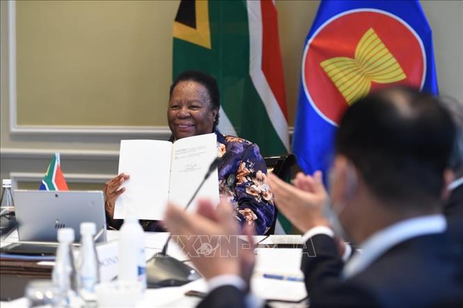 Trong ảnh: Bộ trưởng DIRCO Naledi Pandor và văn kiện gia nhập Hiệp ước Thân thiện và Hợp tác ở Đông Nam Á (TAC) được đại diện Nam Phi ký kết ngày 10/11/2020 bằng hình thức trực tuyến tại trụ sở Quốc hội, Cape Town. Ảnh: Lê Đình Lượng - TTXVN