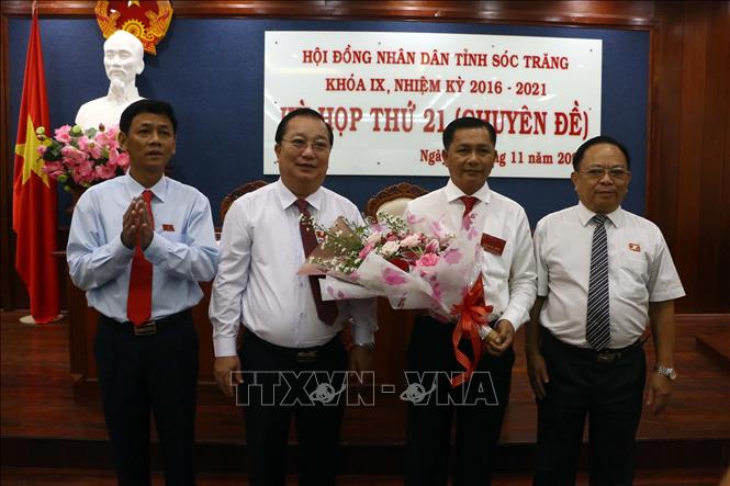 Trong ảnh: Tân Chủ tịch UBND tỉnh Sóc Trăng Trần Văn Lâu nhận hoa chúc mừng. Ảnh: Trung Hiếu - TTXVN