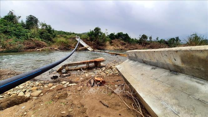 Trong ảnh: Cụm thủy lợi đầu nguồn cầu máng cung cấp nước tưới cho hơn 20 ha diện tích sản xuất lúa của người dân xã Hồng Thượng, huyện A Lưới đã bị nước lũ phá hủy làm hư hỏng nặng. Ảnh: Đỗ Trưởng - TTXVN