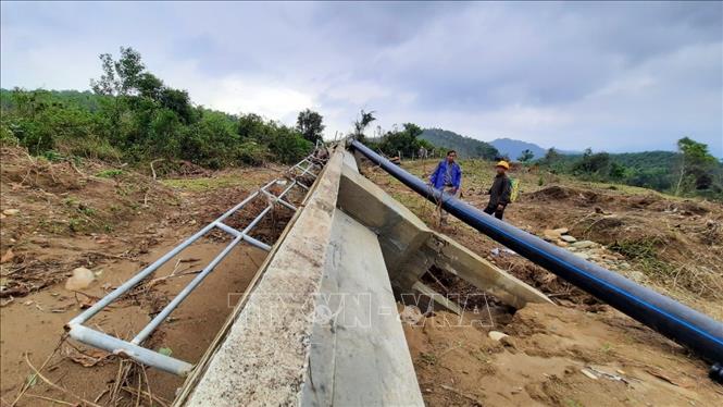 Trong ảnh:  Cụm thủy lợi đầu nguồn cầu máng cung cấp nước tưới cho hơn 20 ha diện tích sản xuất lúa của người dân xã Hồng Thượng, huyện A Lưới đã bị nước lũ phá hủy làm hư hỏng nặng. Ảnh: Đỗ Trưởng - TTXVN