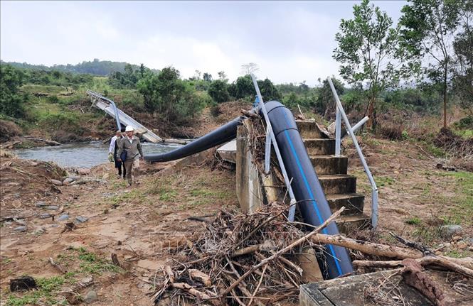 Trong ảnh: Cụm thủy lợi đầu nguồn cầu máng cung cấp nước tưới cho hơn 20 ha diện tích sản xuất lúa của người dân xã Hồng Thượng, huyện A Lưới đã bị nước lũ phá hủy làm hư hỏng nặng. Ảnh: Đỗ Trưởng - TTXVN