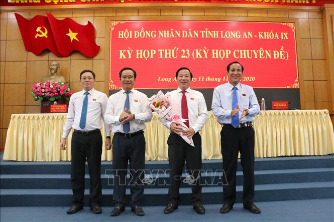 Trong ảnh:  Ông Nguyễn Văn Út (ngừoi cầm hoa) được bầu giữ chức vụ Chủ tịch UBND tỉnh Long An, nhiệm kỳ 2016-2021. Ảnh: Thanh Bình-TTXVN