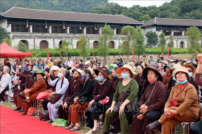 Trong ảnh: Phật tử dự chương trình tại buổi lễ khai mạc