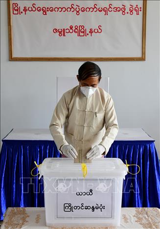 Trong ảnh: Tổng thống Myanmar U Win Myint tại một địa điểm bỏ phiếu ở Nay Pyi Taw, Myanmar. Ảnh: THX/TTXVN